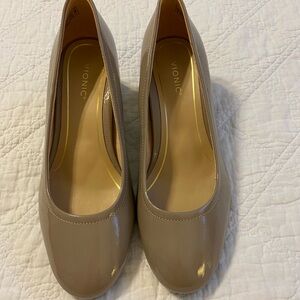 Nude patent Vionic low heel pump size 9. Never worn.